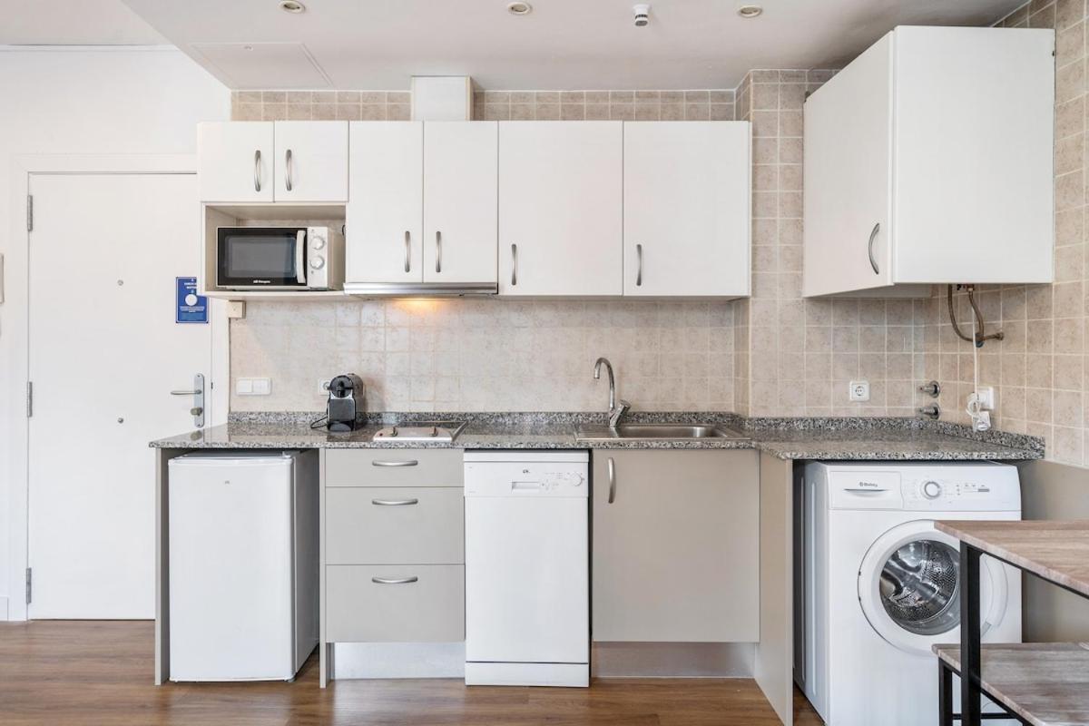 Lodging Apartments Liceu G1 Barcelona Bagian luar foto