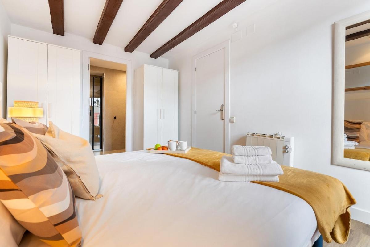 Lodging Apartments Liceu G1 Barcelona Bagian luar foto