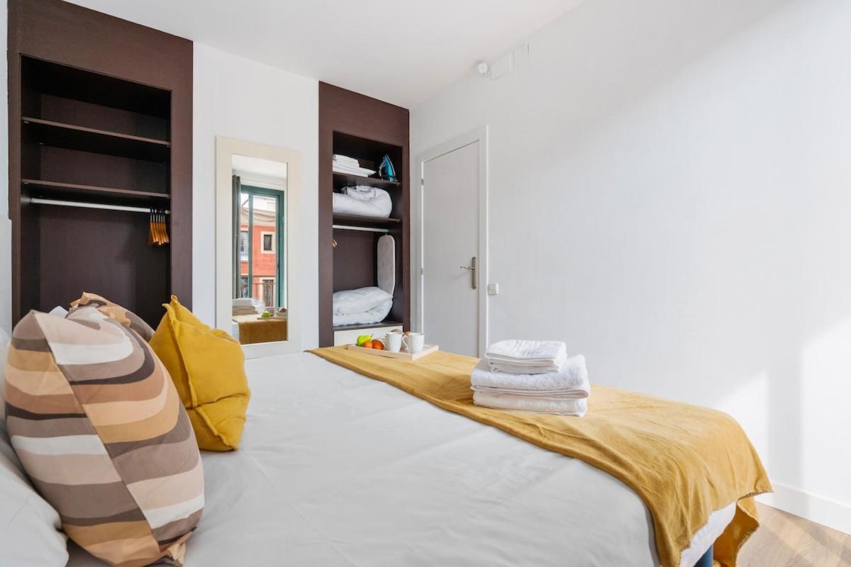 Lodging Apartments Liceu G1 Barcelona Bagian luar foto