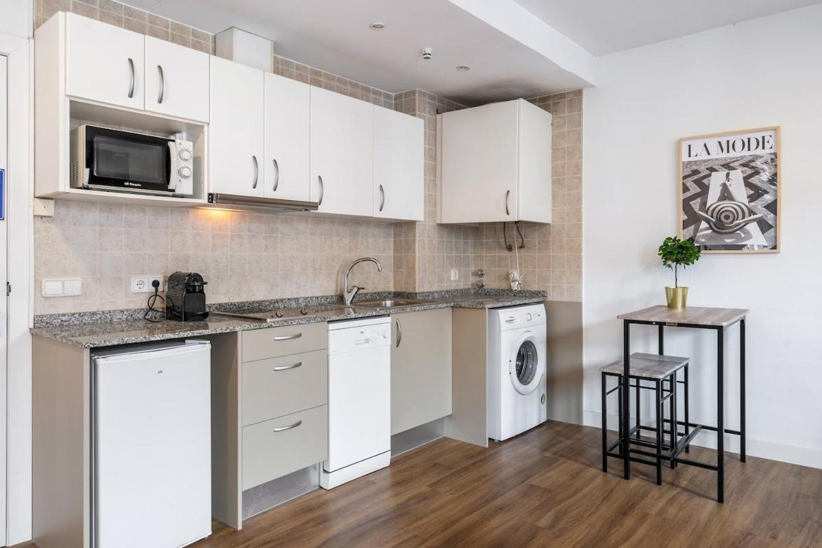 Lodging Apartments Liceu G1 Barcelona Bagian luar foto